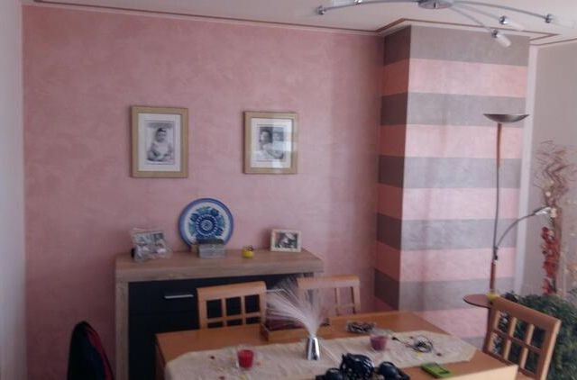 habitación con papel pintado