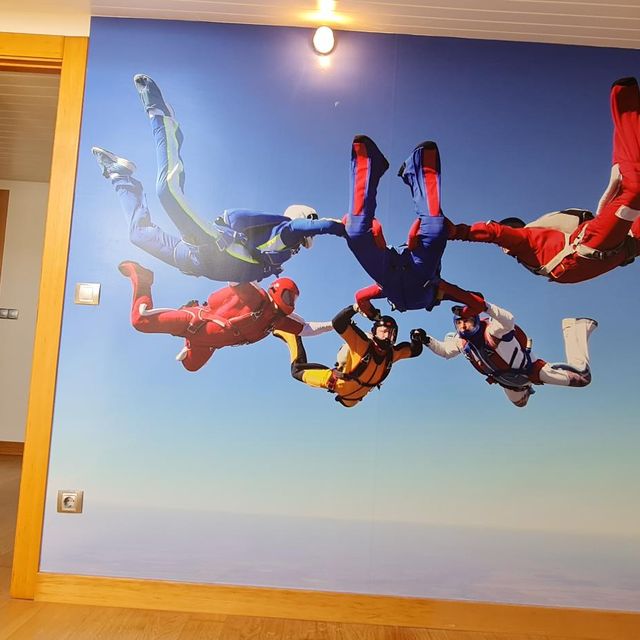 Pintura y Decoración Antón Díez pared con vinilo de paracaidistas