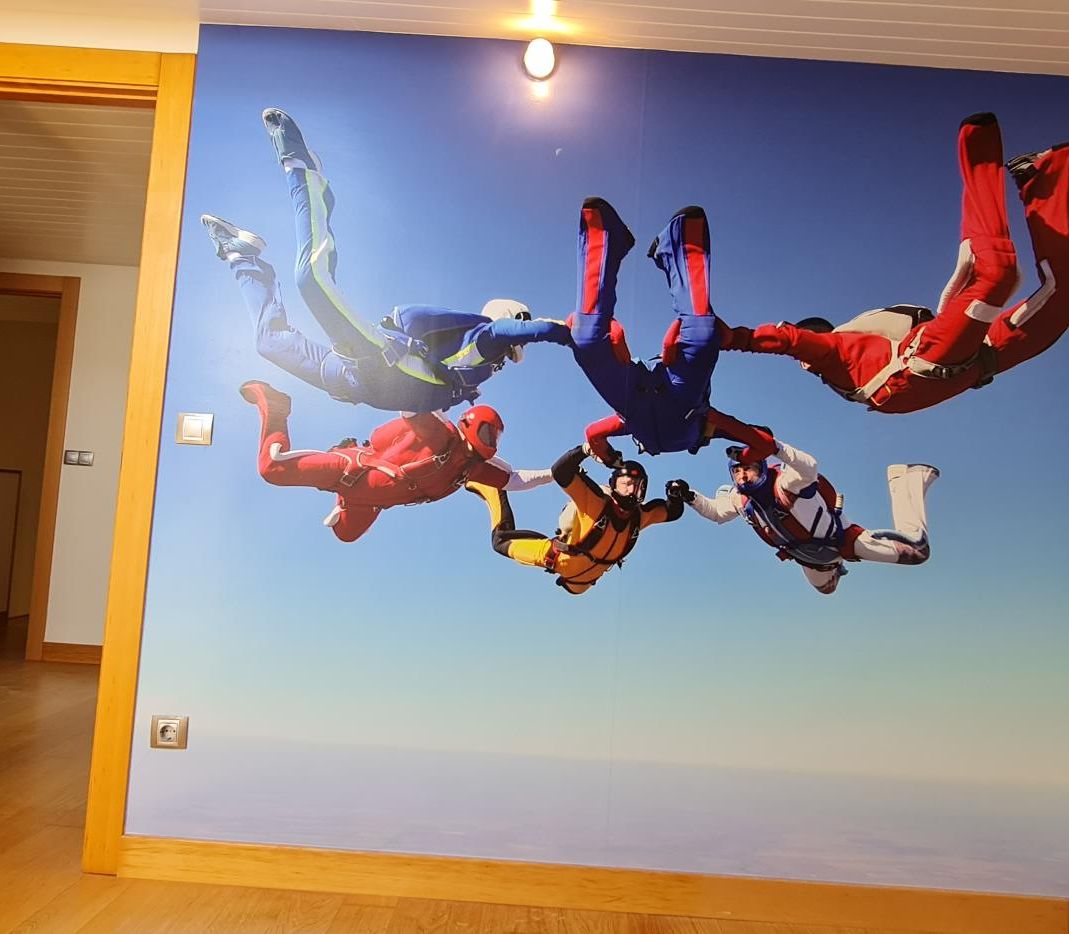 Pintura y Decoración Antón Díez pared con vinilo de paracaidistas